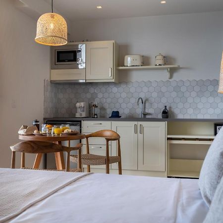 Thea Beachfront Suites In Lourdas Beach ロウダータ エクステリア 写真