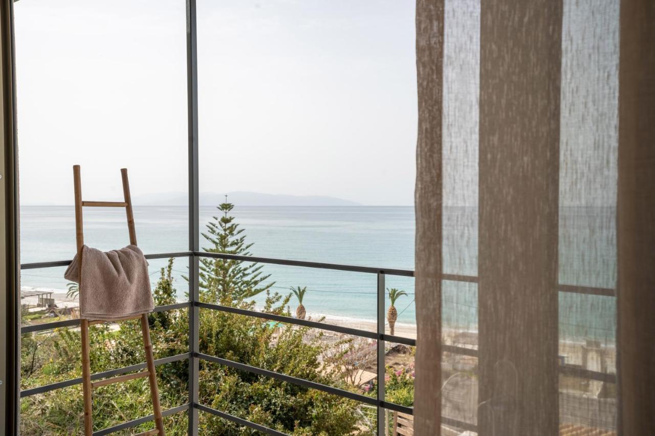 Thea Beachfront Suites In Lourdas Beach ロウダータ エクステリア 写真