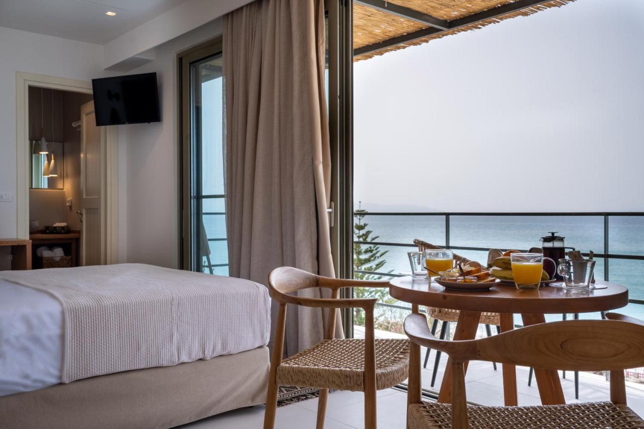 Thea Beachfront Suites In Lourdas Beach ロウダータ エクステリア 写真