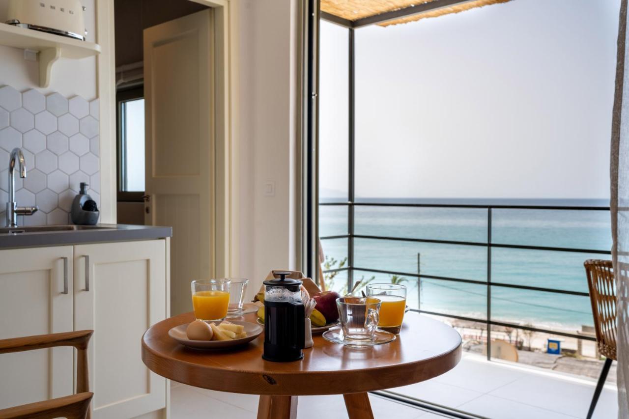 Thea Beachfront Suites In Lourdas Beach ロウダータ エクステリア 写真